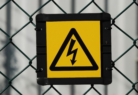 از خطر شوک الکتریکی و تأثیرات آن بر بدن چه میدانید؟